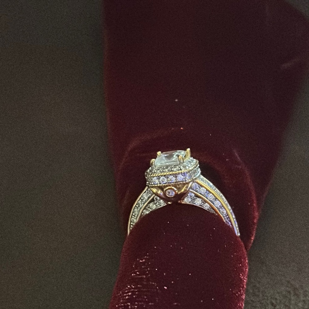 Elegant Gold and Silver Women's Ring - Picture 5 of 9